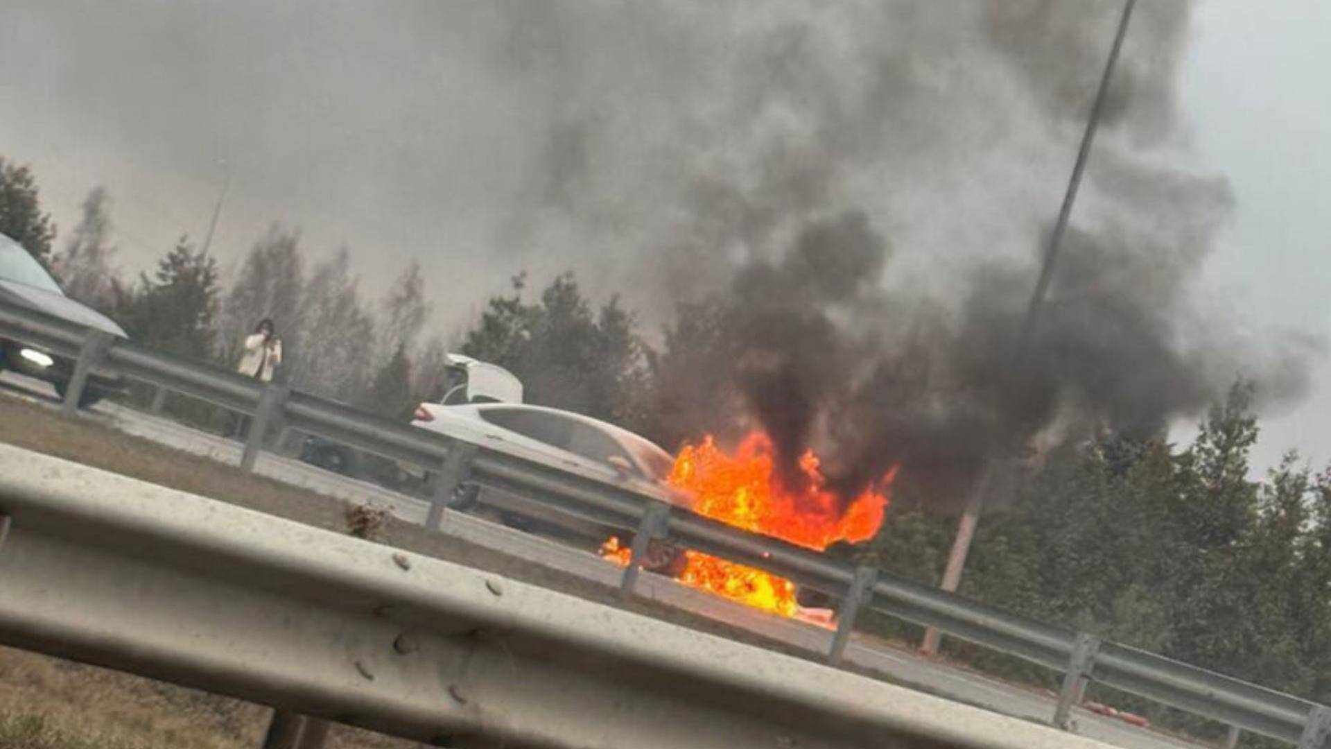 На видео попал пожар в автомобиле после выезда из автосервиса в Татарстане