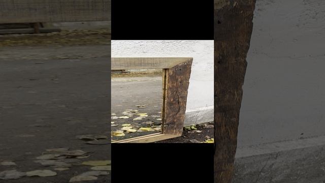 Зеркало в раме из старого дуба.