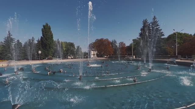 Фонтан на Солдатской площади в Ставрополе. Видеооткрытка.
