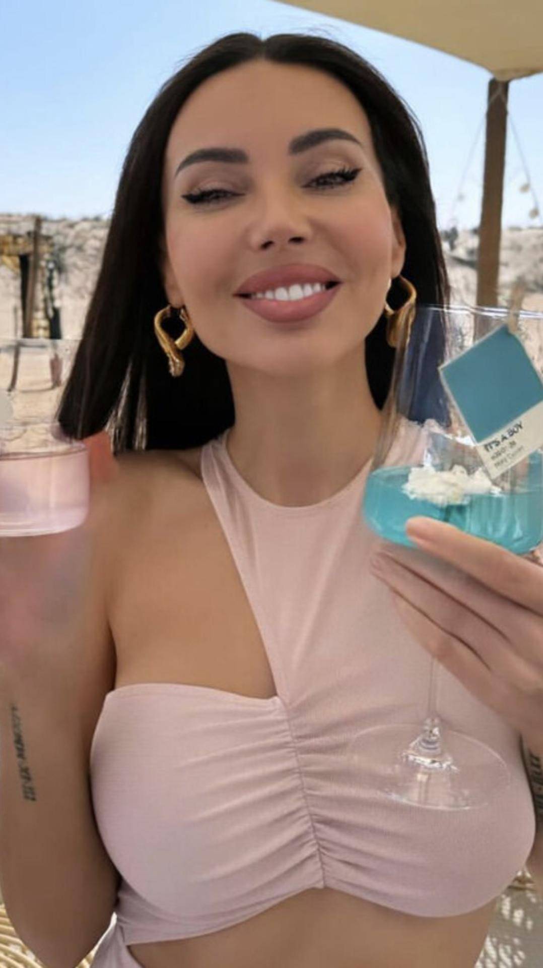 Оксана Самойлова в «голом» топе вышла на публику с новой козой