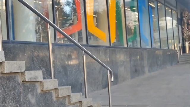 Девчонки решили прогуляться по Новому Арбату. Идём в детский мир.