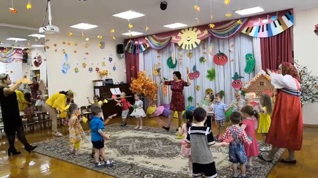 Танец "Я с листочками  хожу"
