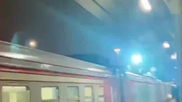‼️В Подмосковье зацеперы залезли на поезд и начали раскачивать токоприемник‼️