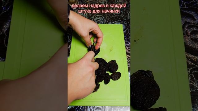 новогодняя горячая закуска - рулетки с черносливом и беконом #рулетики #закуска #горячаязакуска