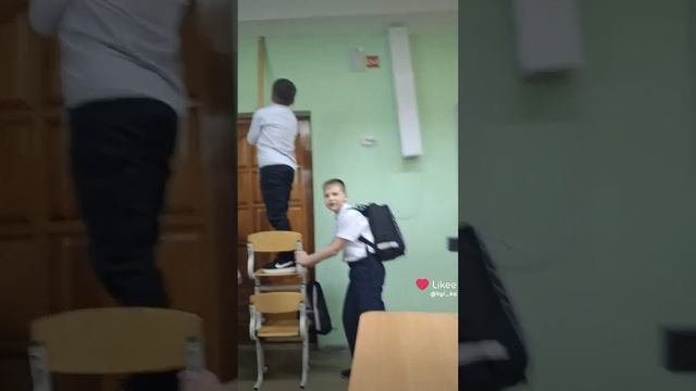 дастём таба лапку со стены