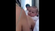 Маленький ребенок очень серъёзно смотрит