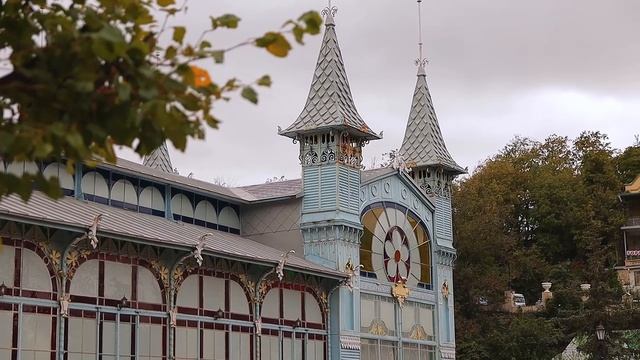 Лермонтовская  галерея в Пятигорске в парке "Цветник".