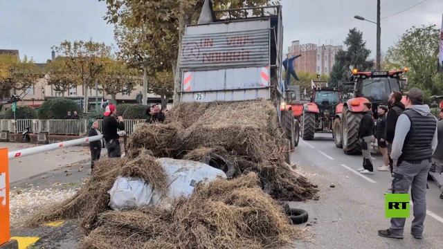 مزارعون فرنسيون يلقون القمامة أمام المباني الحكومية احتجاجا على الاتفاق الأوروبي و"ميركوسور"