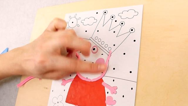 Свинка Пеппа и Мама Свинка делают новогодний наряд для Пеппы. Peppa Pig with Mama Pig and plasticine