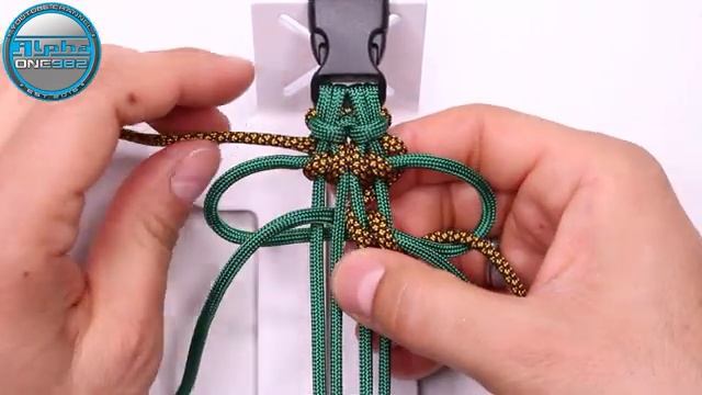 How to Make a Paracord Bracelet Bush Viper Paracord Knot Tutorial DIY(360P)