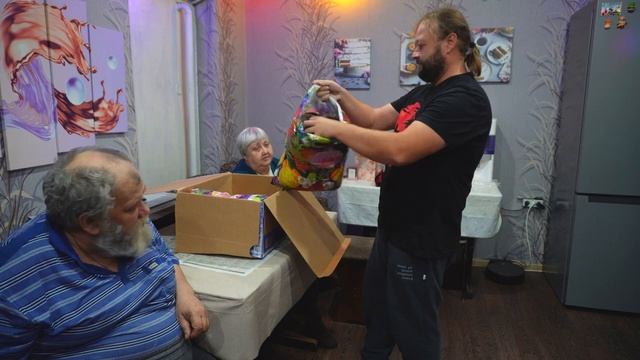 Пенсионеры и их безработный сын получили посылки Показываем что внутри подарков