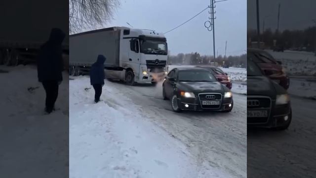 Водитель автомобиля «Audi» не проехал мимо застрявшей фуры.