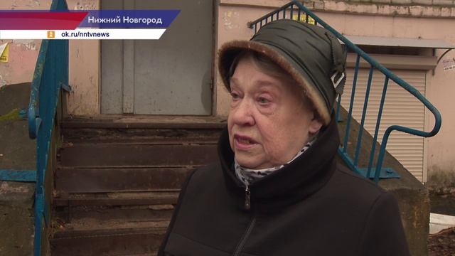Жильцы дома по улице Медицинской жалуются на разбитое крыльцо