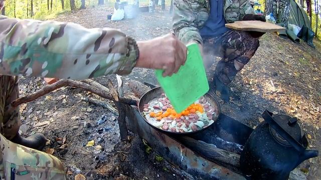 Сложная яичница с ветчиной и помидорами на костре.