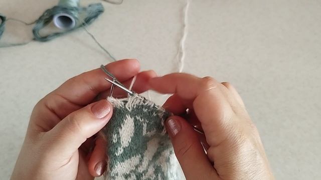 Как минимизировать длинную протяжку на изнаночной стороне | Носки „Дубовый лес”