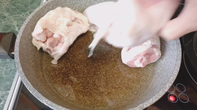 Куриные бедра с овощами