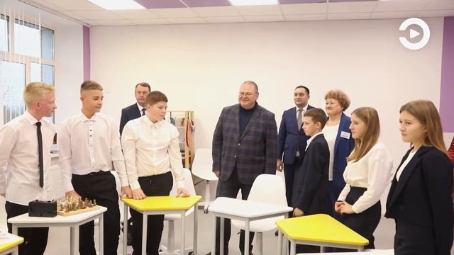 Губернатор Олег Мельниченко оценил качество капремонта в школе р. п. Шемышейка