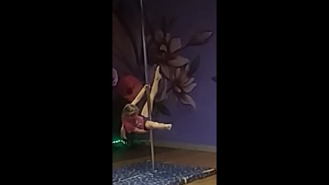 Воздушная акробатика - pole dance дети (Аня, 6 лет)