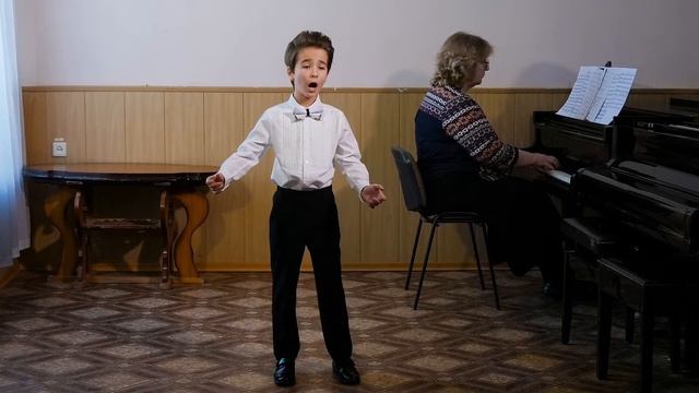 Ивашков Гоша 7 лет 1.Неаполитанская нар.песня "Санта Лючия" 2.Л.Денца "На качелях" Педагог И.Ильина