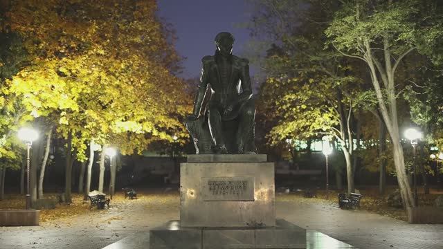 Памятник М.Ю. Лермонтову в парке в Лермонтове.
