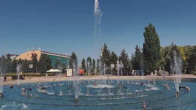 Фонтан на Солдатской площади в Ставрополе. Видеооткрытка.