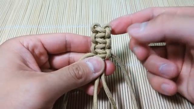 How to Make a Mad Max Paracord Cobra Stitch Bracelet Tutorial(360P)