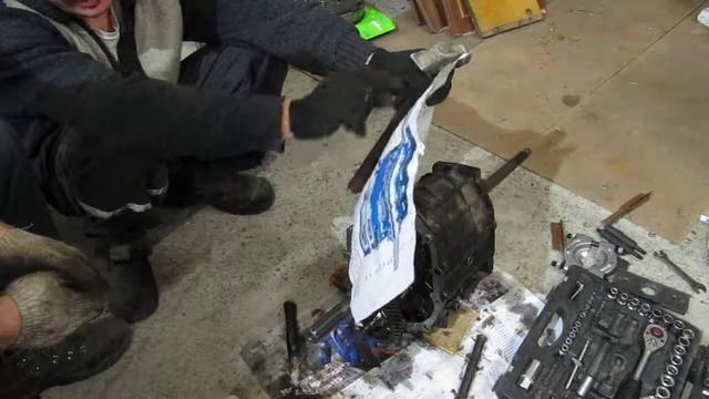 Снятие запорной втулки вторичного вала R380