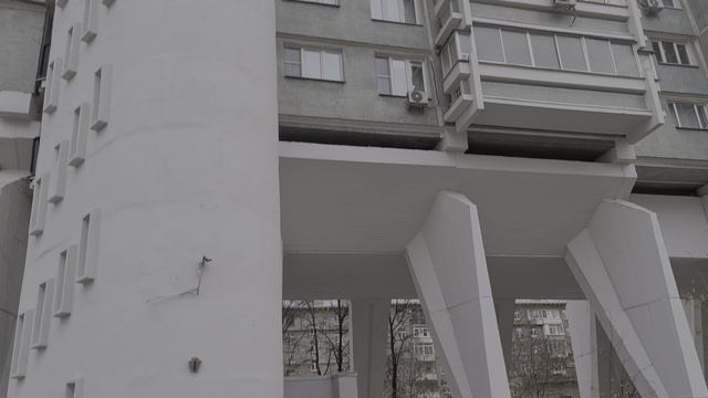 москва, многоэтажный дом парит на сваях над землей #дом #москва