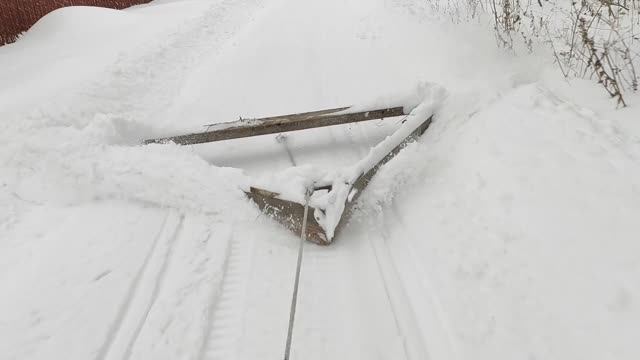 Чищу дорогу на дачах снежиком Динго.