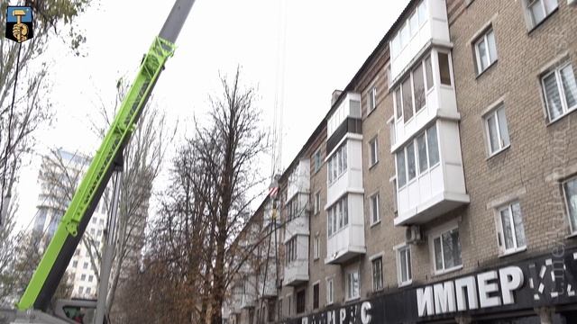 Работы по ремонту кровель в наиболее обстреливаемых районах