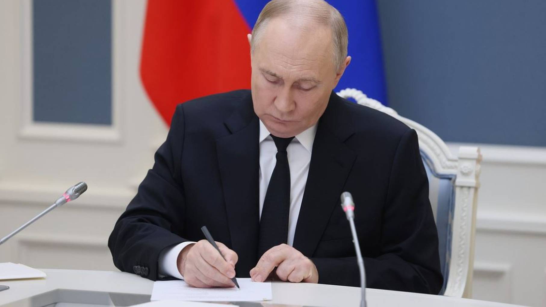 Путин СРОЧНО прибыл в Кремль! 6 ракет ATACMS запустили по России