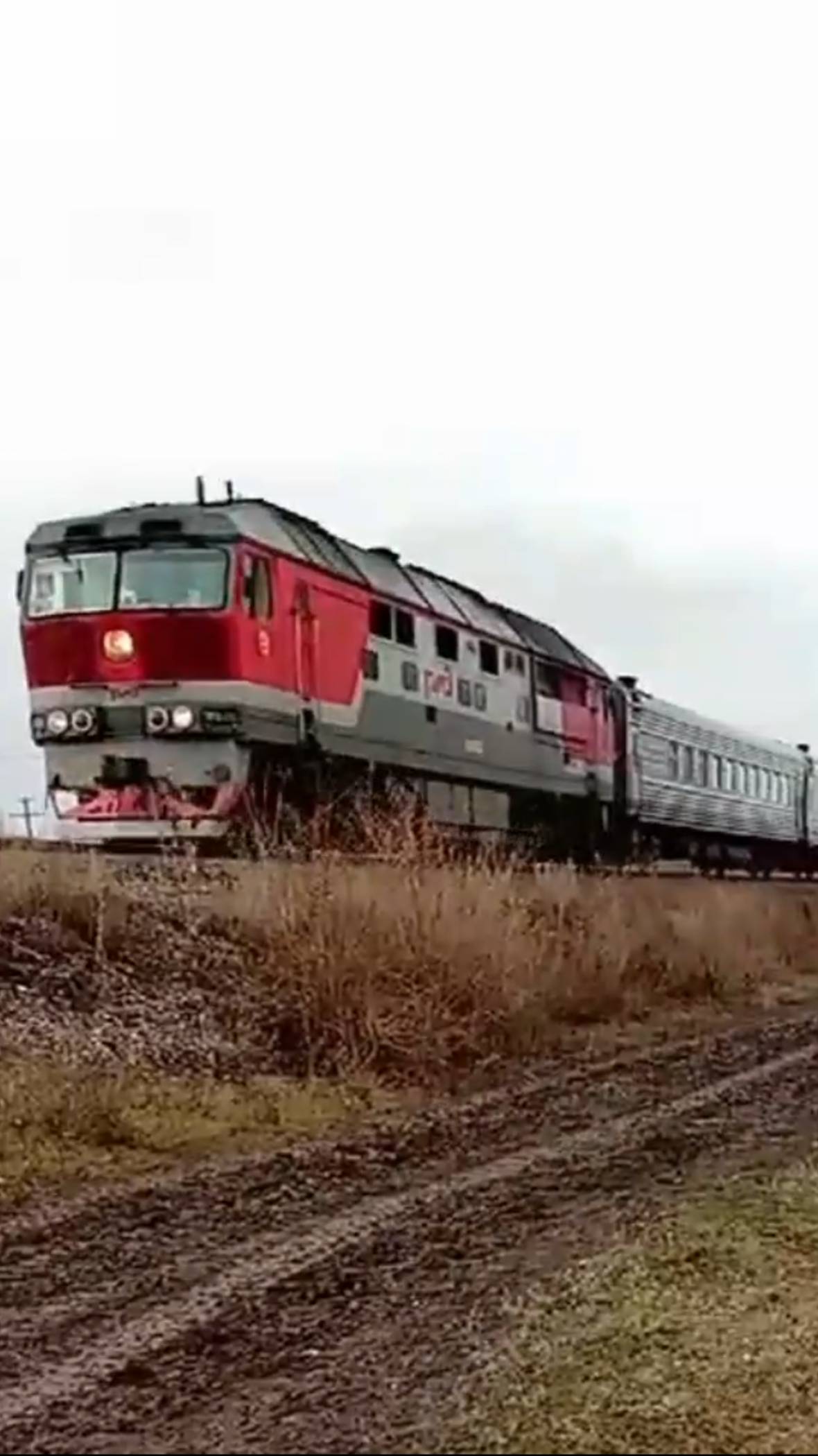 "СЕРОБУРМАЛИНОВЫЙ"Тепловоз ТЕП70 с пассажирским поездом Москва-Волгоград по перегону Арчеда-Калинино