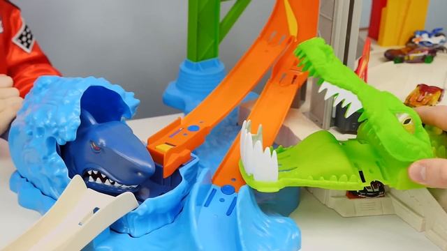 МАШИНКИ ХОТ ВИЛС и УКУС КРОКОДИЛА - Даник Гонщик и Машинки для детей Hot Wheels CROCODILE CRUNCH