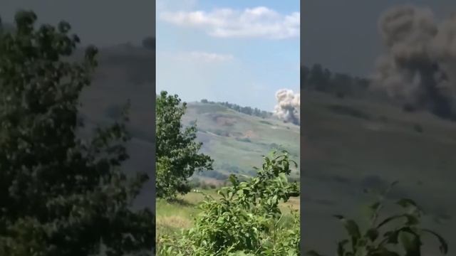 мощные хлопки на пригорке