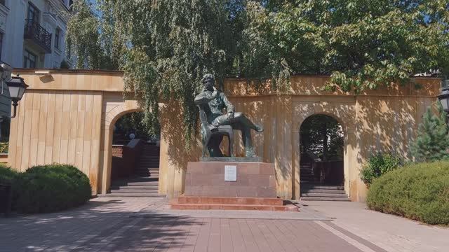 Памятник А.С. Пушкину на проспекте К. Маркса в Ставрополе, достопримечательность. Видеооткрытка.