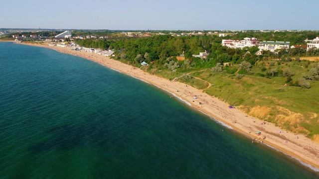 Невероятный цвет воды и теплый климат! Вот почему туристы не спешат покидать Крым