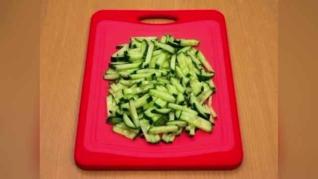 Салатик 🥗 с кальмарами 🦑 и зеленым горошком 🫛.mp4