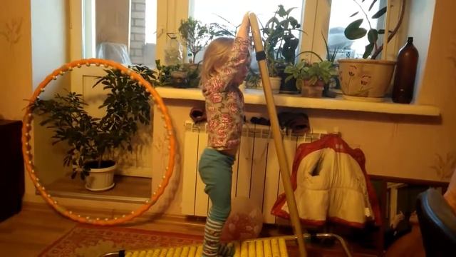 Спортсменка. Подъем ног на перекладине. 2г.11мес.