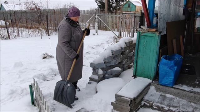 На все выходные уехали к маме. Проведали дачу, немного размялись