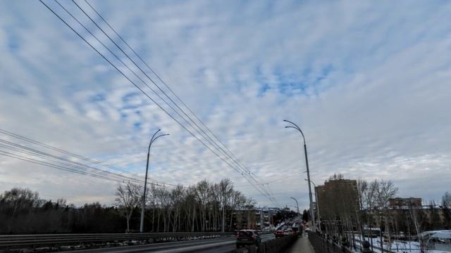 Красочное небо над городом было