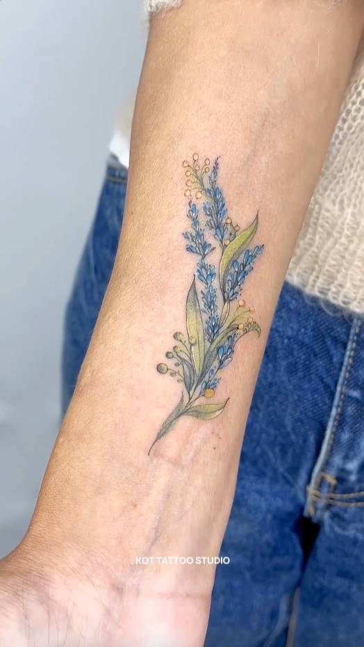 Перекрытие старой тату на руке для девушки. Красивая татуировка от мастера Kot Tattoo Studio