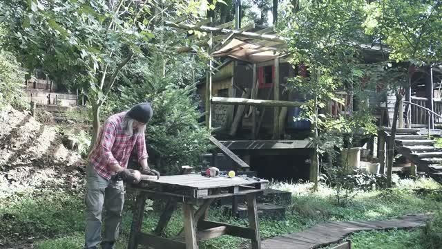 BRUKE. Making a wheelbarrow planter from reclaimed pallets (Part 1)