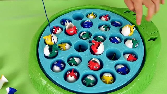 Видео для детей - Малыш Даник играет в рыбалку. Игрушки развивающие ловкость и внимание