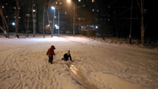 Анюта после катка любит кататься с горки у танка