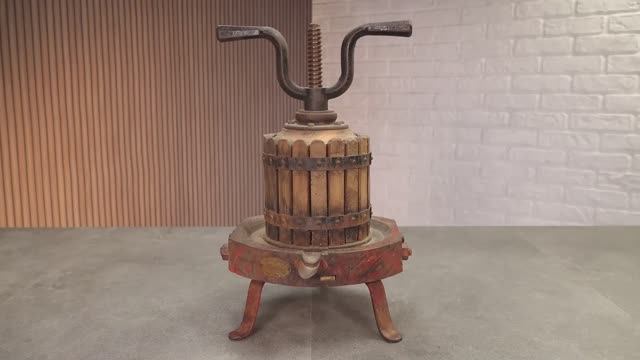 Реставрация старинного виноградного пресса