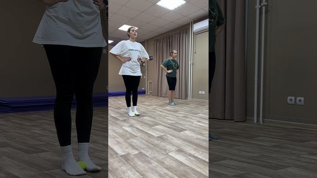 Упражнения для блока разминки, в котором используется теннисный мяч (дз)