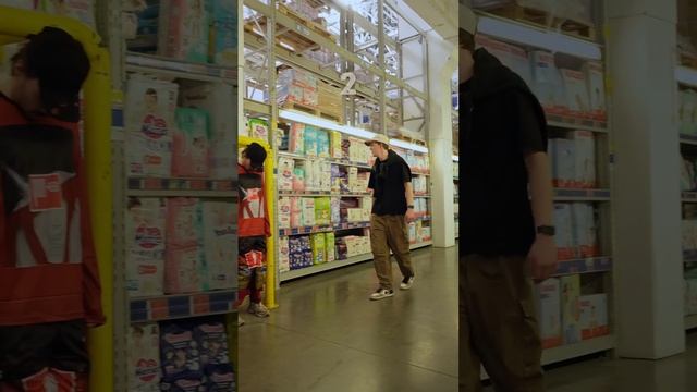 Люди спрятались в магазине