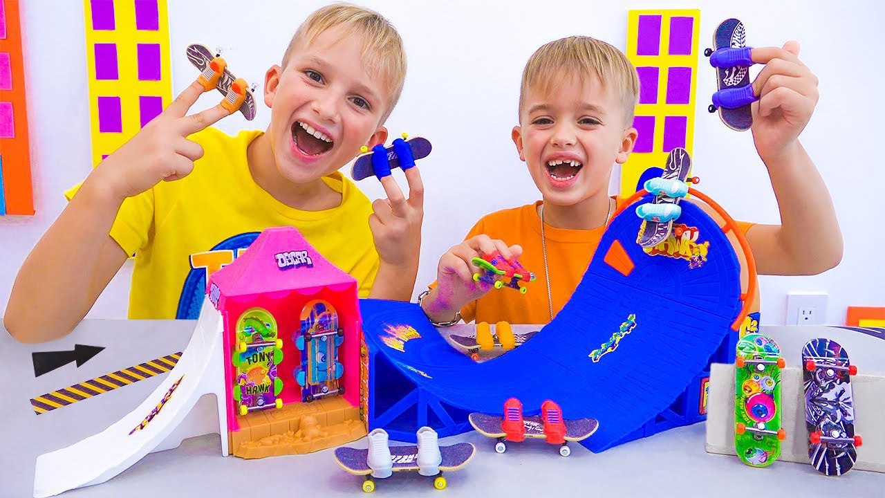 Влад и Ники играют со СКЕЙТ БОРДАМИ и ДРУГИМИ игрушками! Видео для детей.