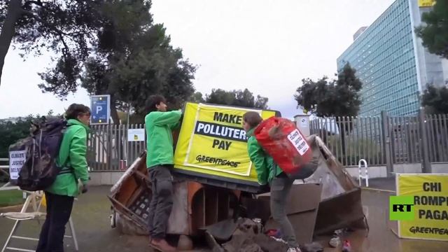 احتجاجا على الانبعاثات.. النشطاء يفرغون شحنة محملة بممتلكات متضررة أمام مقر شركة "إيني" الإيطالية