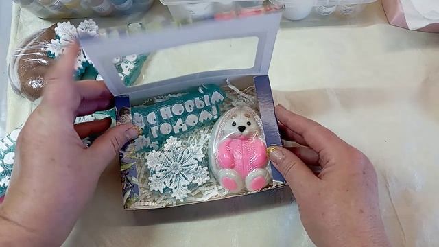Упаковка мыла по коробочкам.